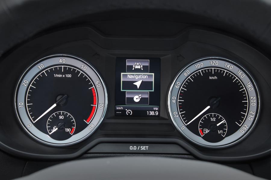 Панель приборов Skoda Octavia Combi (5E) 2017 года  (WW) (фото 4 из 20)